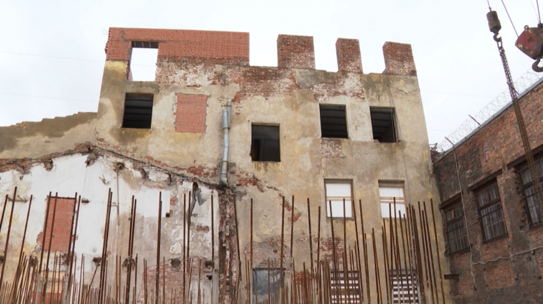 Мия уинтерс босиком. Чел в конверсах в клетчатых штанах на траве. Обратно в дом идти. Человек идет по дороге. Путник на дороге.