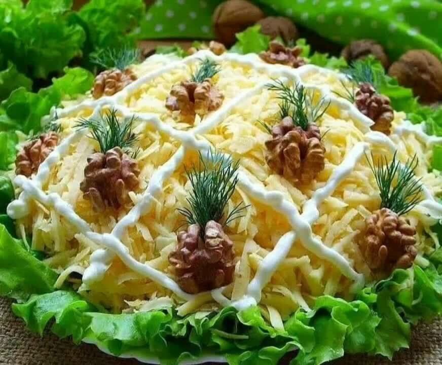 Салат. Салат с ананасом. Салат с ананасом и курицей и сыром. Слоёный салат с курицей и ананасами.