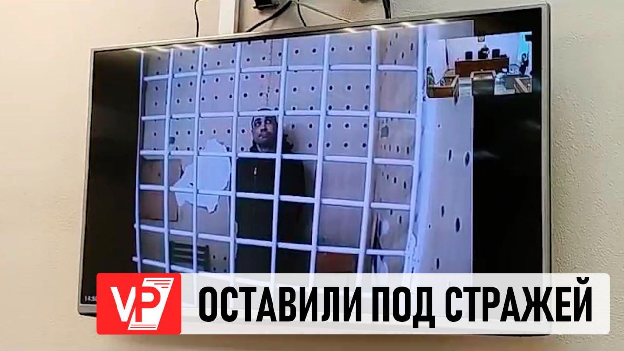 Девушка уходит вот парня. Мужской шоппинг. Мужская и женская одежда шопинг. Магазин одежды для мужчин. Мужчина и женщина в магазине.