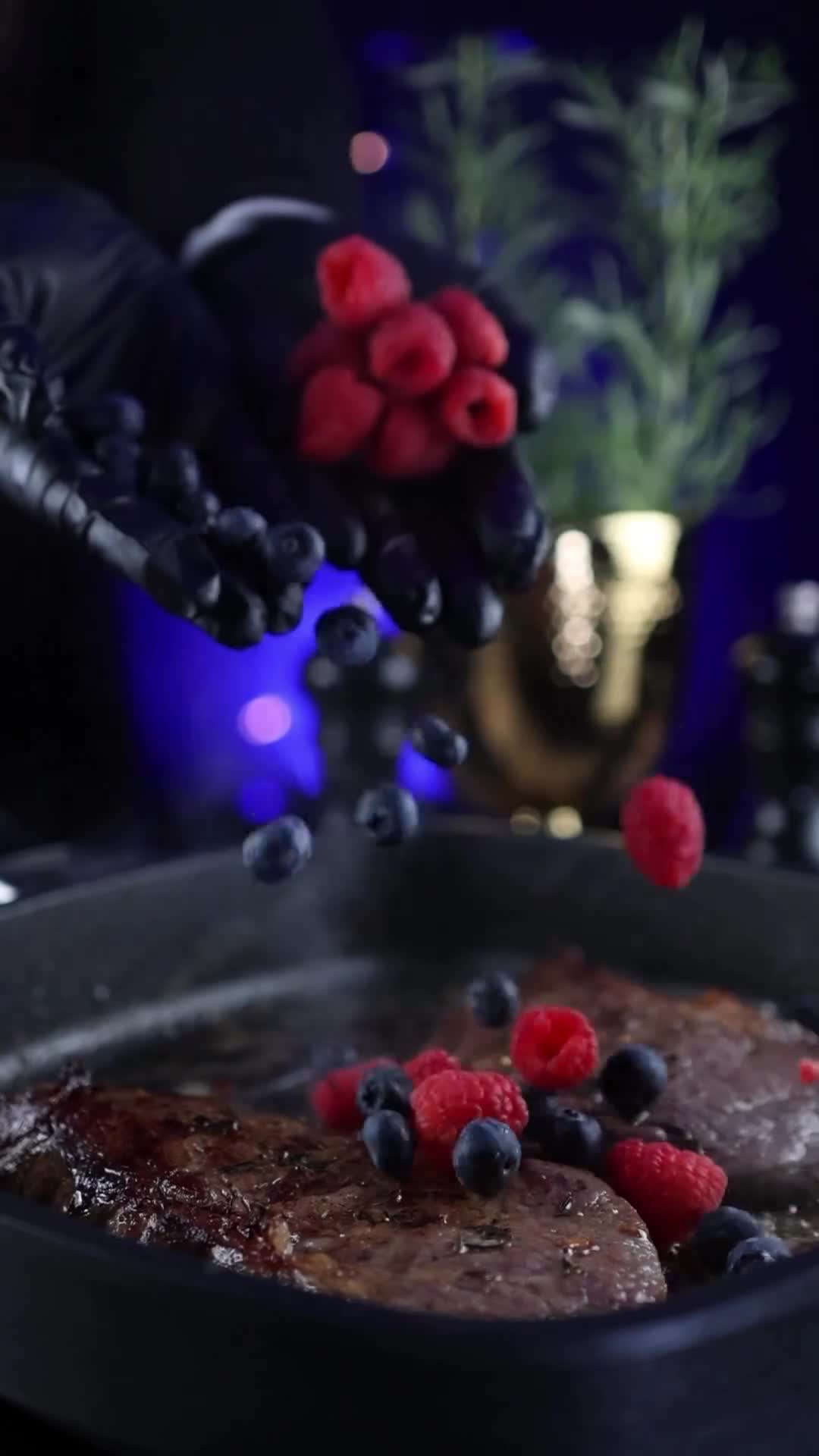 Котлеты на мангале. Гриль на открытом огне. Стейк на гриле и повар. Барбекю мясо. Тут жарка очень.