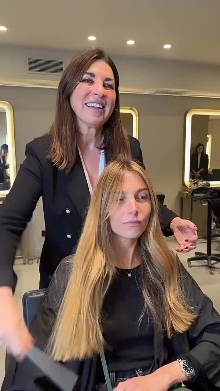 Стилист с длинными волосами. Стрижка в салоне. Стилист с длинными волосами. Салон красоты реклама баннер. Укладка волос феном.