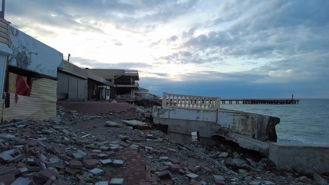 Шторм в лоо 2023 сегодня. В сочи шторм разрушил набережную в лоо. Лоо смыло набережную. Лоо горный воздух набережная после шторма. Набережная лоо декабрь 2021.