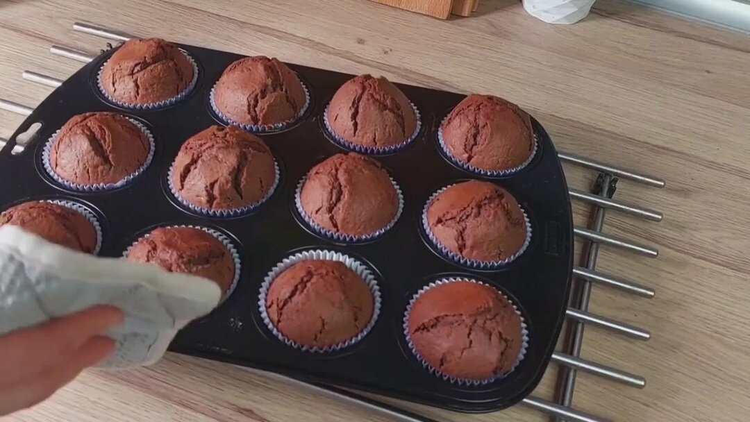 простой пирог на кефире. манник пирог шарлотка. бисквит классический. торт манник на кефире. быстро пышный.