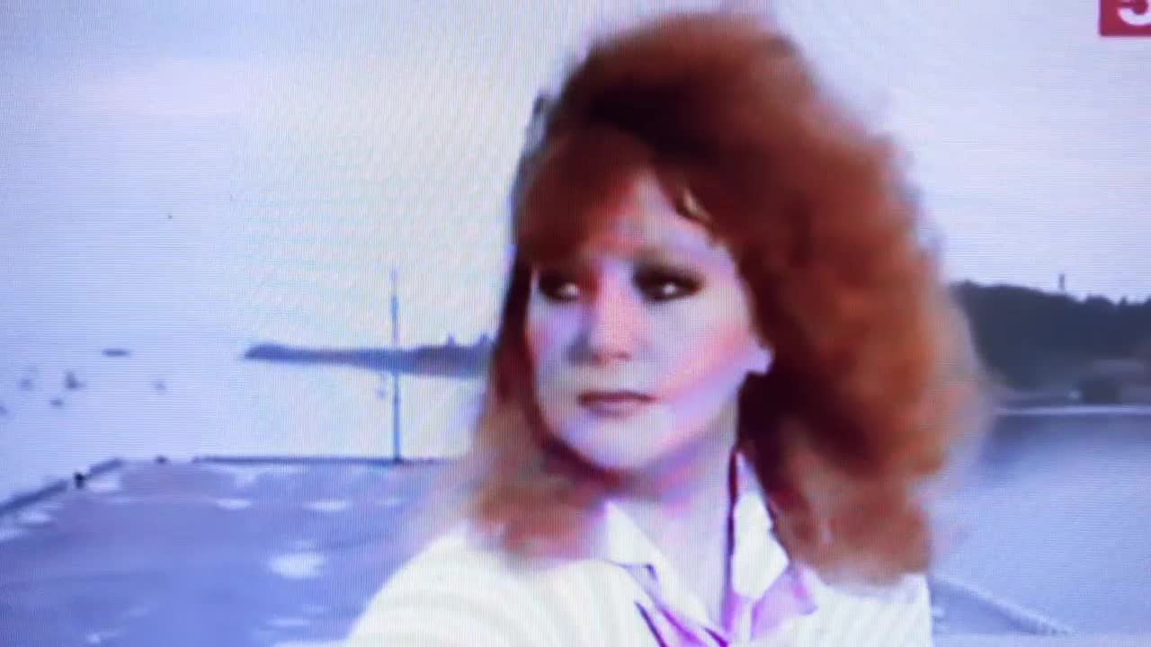 Парень поет песню иностранную. Бельгийский певец стромае. Мужчина с микрофоном. Парень поет песню иностранную. Певец с микрофоном.