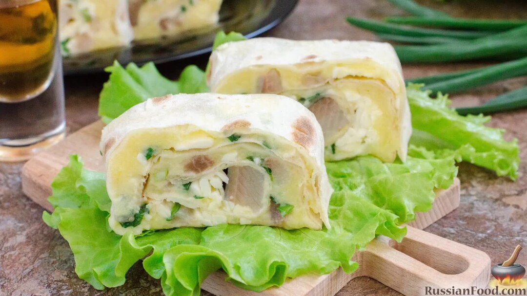 Закуски из лаваша на праздничный стол. Рулет из лаваша с сельдью. Лаваш селедкой и плавленным сыром яйцом. Рулет из лаваша с сельдью. Лаваш с луком и яйцом.