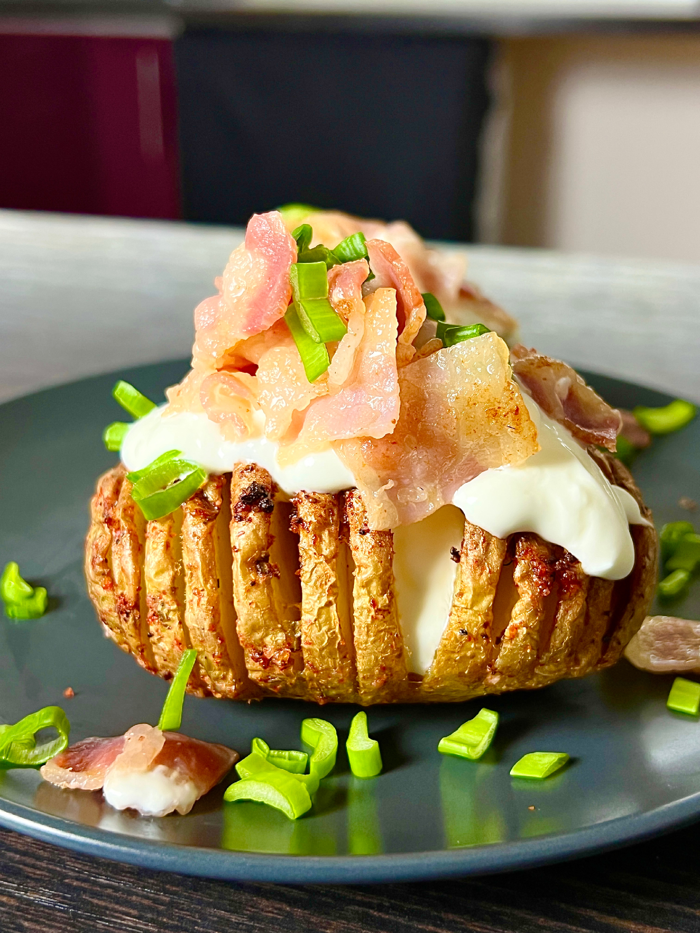 картошка в беконе в духовке со сметаной и сыром. картошка в беконе и сливках в духовке. картошка в беконе со сметаной. картошка гармошка с беконом. картошка завернутая в бекон фаршированная.