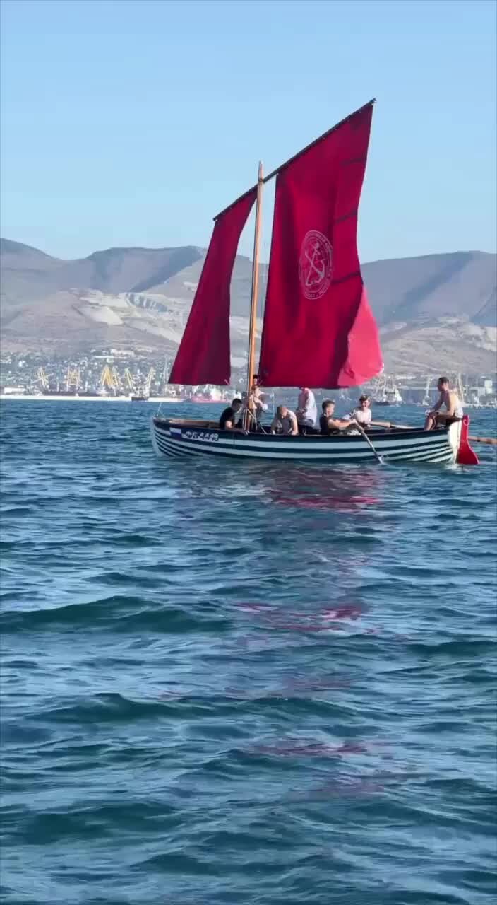 Яхта в шторм. Лодка в бушующем море. Мальчик я босой в лодке колыхался над волнами. Лодка колыхалась над волнами. Помню мальчик я босой в лодке.