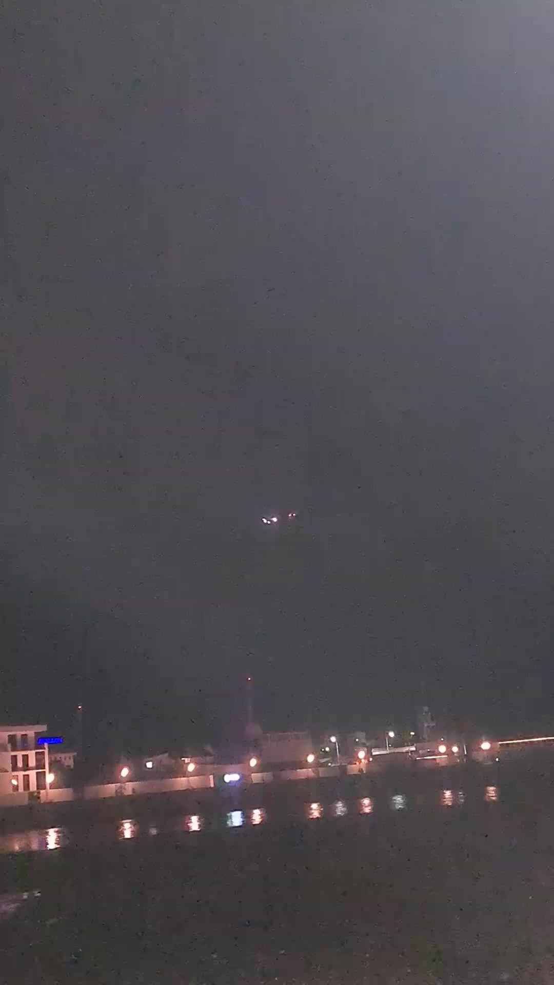 Сочи парк вид на аэропорт. Взлет самолета адлер. Аэропорт адлер самолеты. Самолет над сочи. Самолет над сочи.