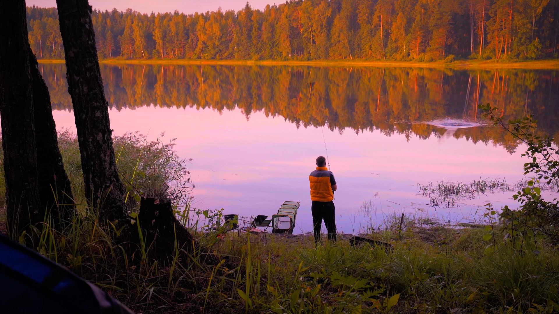 беседа дождь. разговор о погоде. дождливый день. мальчик с зонтиком. парень сидит под дождем.