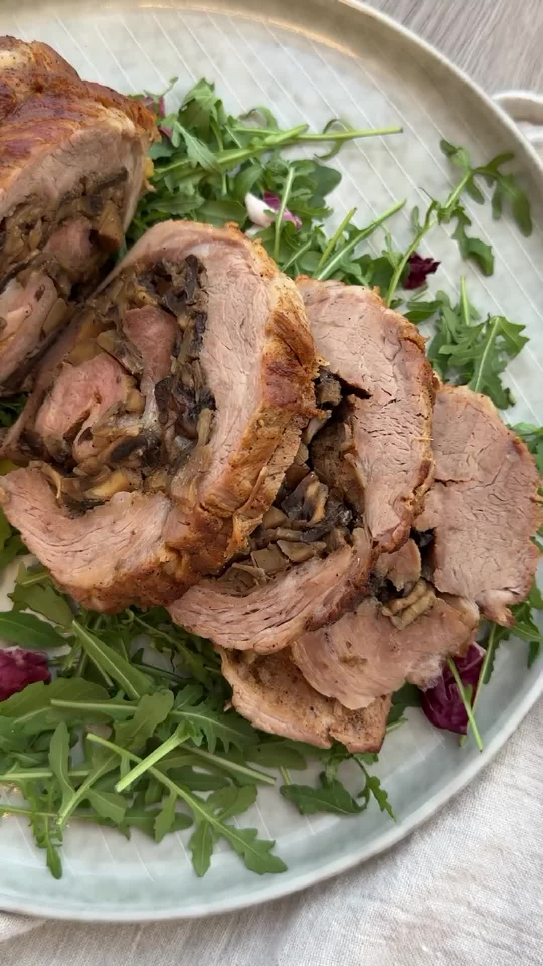 рулет из грудинки в духовке.