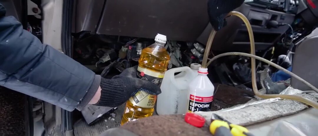 Сколько тормозной жидкости добавлять в солярку. Керосин с дизелем соотношение. Замерзание дизельного топлива. Бак с керосином. Тормозную жидкость добавляем в солярку.