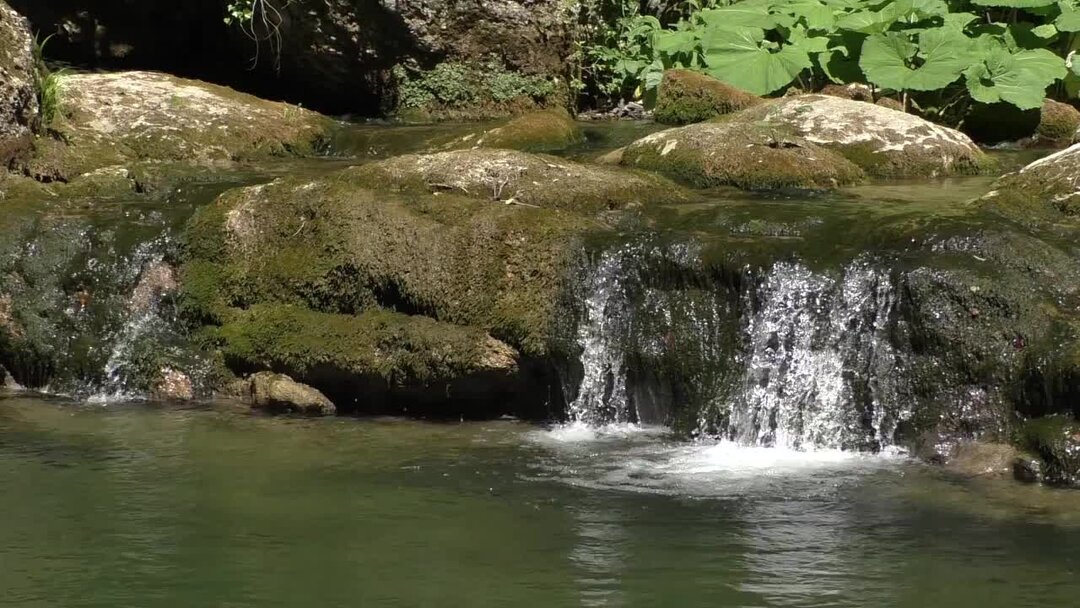 Наслаждение жизнью. Сон чистая вода. Красивая природа. Расслабление девушка. Девушка с наушниками.