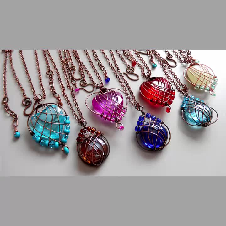кулон из кабошона и бисера. кулоны и подвески с кабошонами. подвеска с камнем кабошон. глаз саурона кулон. кулон с кабошоном древо жизни.