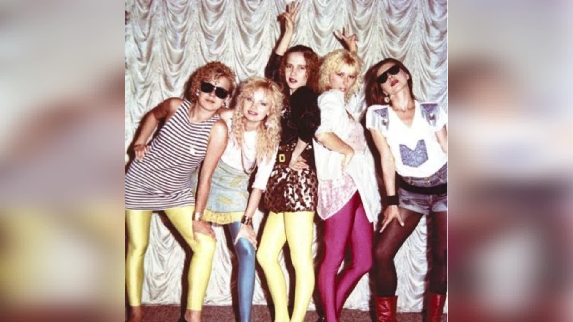 стиль 90х версаче. скайгёрлс. мадонна группа 1980. девушки 90 годов. видео девушки 90 годов.