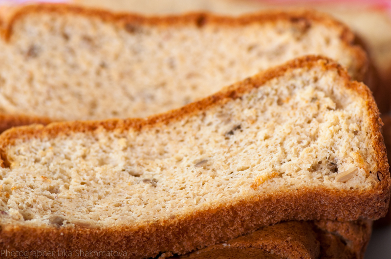 Кета хлеб. Льняной кето хлеб. Хлеб из миндальное кокосовой и льняной муки. Хлеб из миндальной муки. Кето хлеб фото на белом фоне.