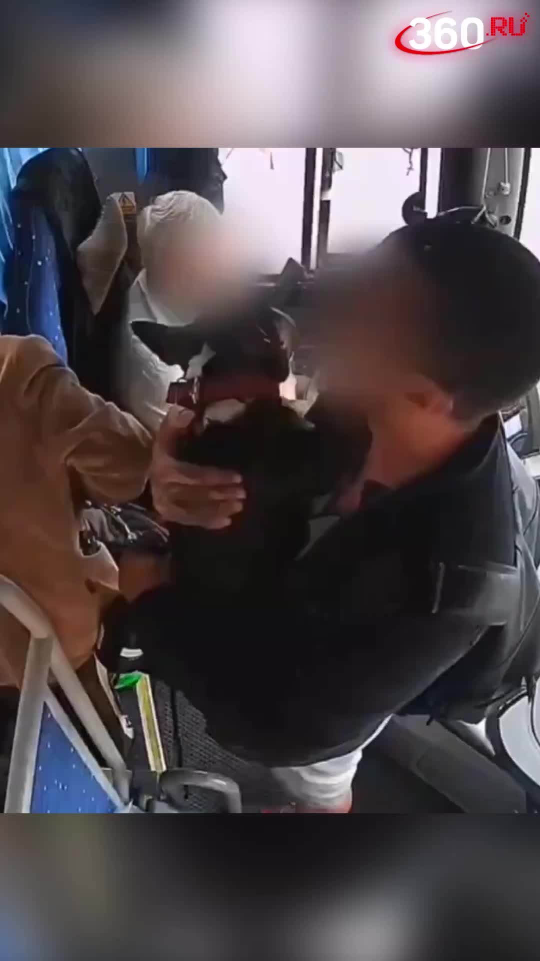 Парковка для автобусов. Агрессивный пассажир. Пассажир напал на водителя. Буйный водитель автобуса. Ударил ножом в автобусе в новосибирске.