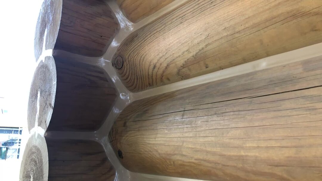 Герметик для бруса межшовный. Конопатка сруба вилатермом. Герметизация швов в деревянном доме. Герметик для дерева remmers acryl 100 на брус. Акриловый герметик для дерева теплый шов.