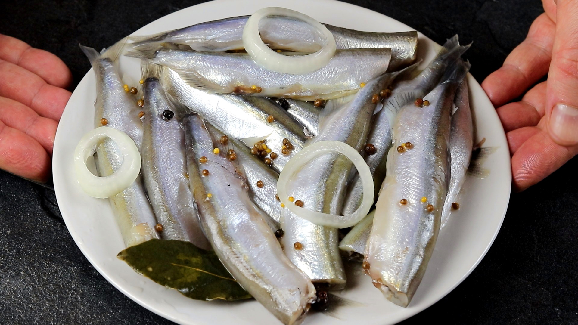 Можно ли сварить соленую рыбу. Сельдь в рассоле. Скумбрия в рассоле в домашних. Малосольная скумбрия пряного посола. Можно ли сварить соленую рыбу.