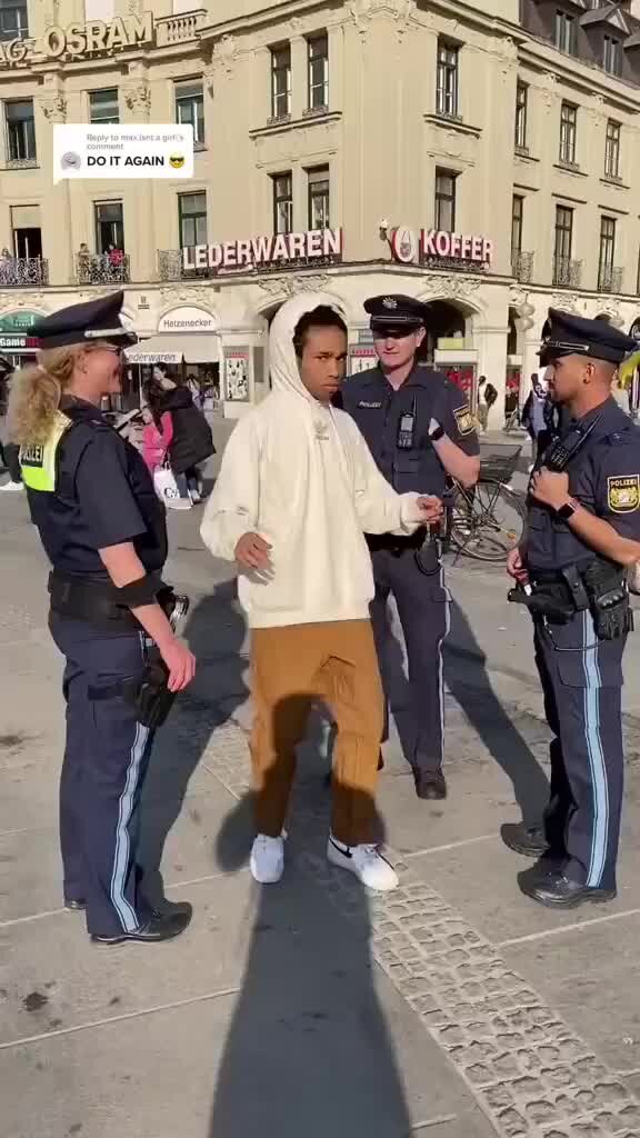 Мальчишки дерутся. Подростки с битами. Девушка дерется с мужчиной. Бить пацанов. Парень на скейте со спины.