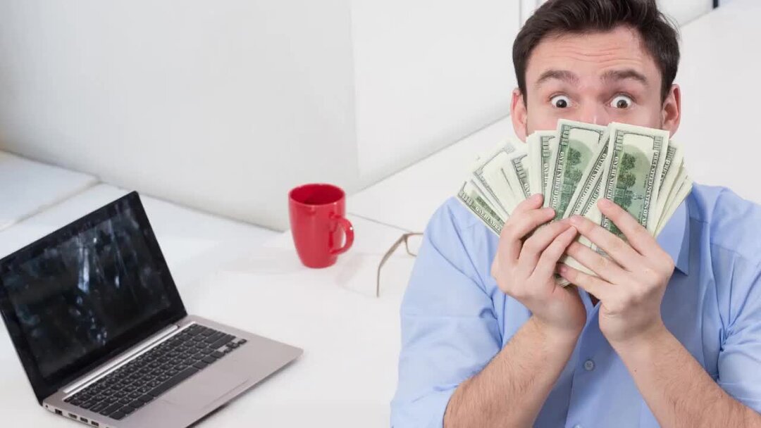 радостный парень с деньгами. заработок в жизни. заработок денег в интернете. заработок денег. зарабатывать деньги.