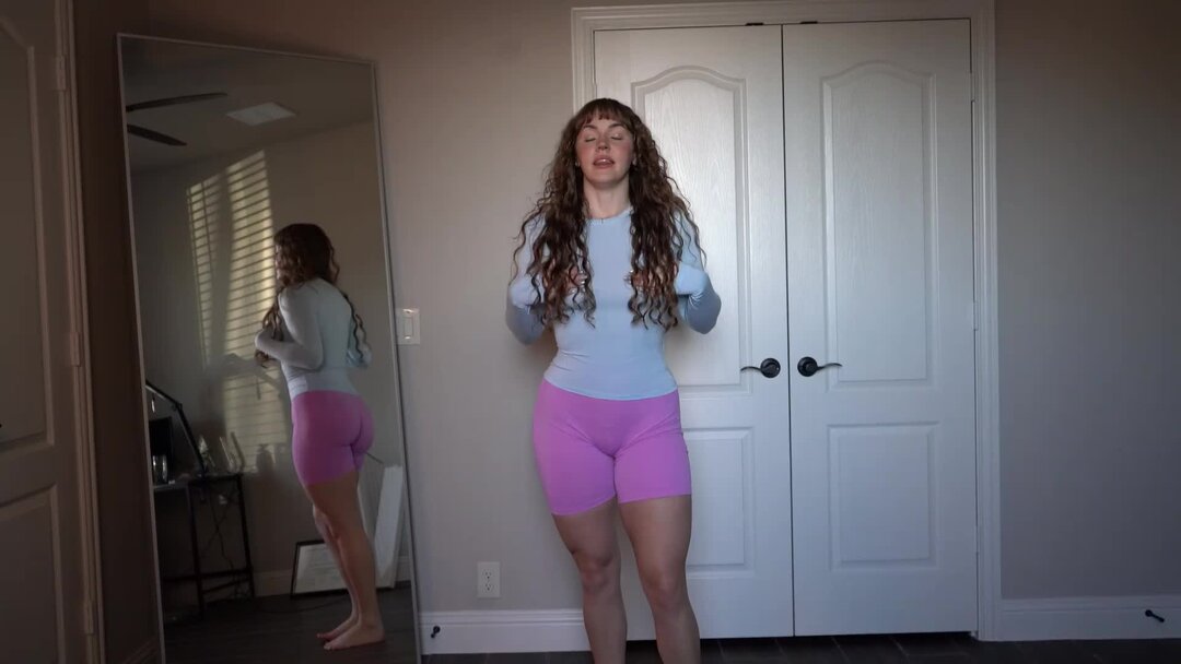 Включи девочки переодеваюсь. Включи девочки переодеваюсь. Женщина переодевается в комнате. Включи девочки переодеваюсь. Игра кукла одевалка.