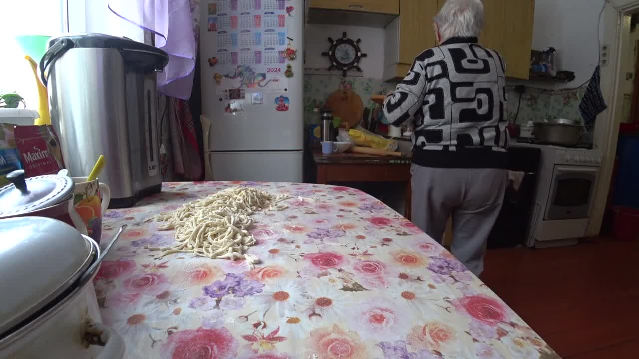 ссора с родителями. вмешательство родителей. недовольная невестка. живем с отцом мужа. жить с родителями.