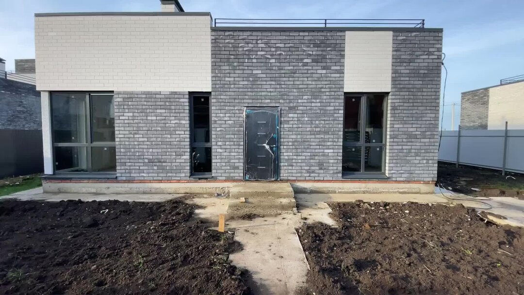 дом с плоской крышей монолит 170 м. коттедж с плоской крышей и панорамными окнами. фасад в стиле минимализм. дом в стиле модерн. фасады зданий в стиле минимализма.