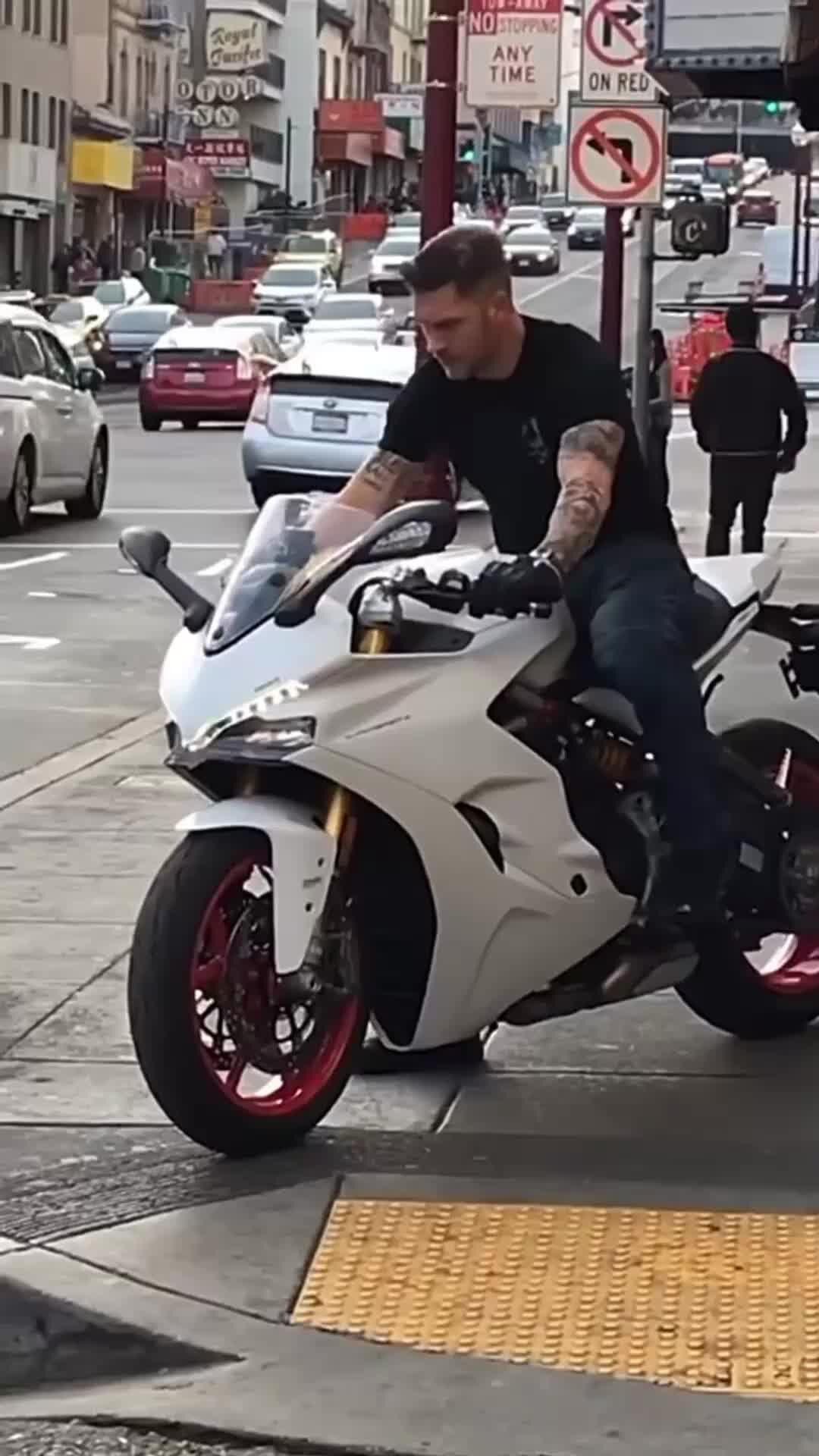 Мотоциклы | Мотоцикл Ducati и его Том Харди. 😁 #tomhardy #ducati  #ducatipanigale #мотоциклы #шортс #приколы | Дзен