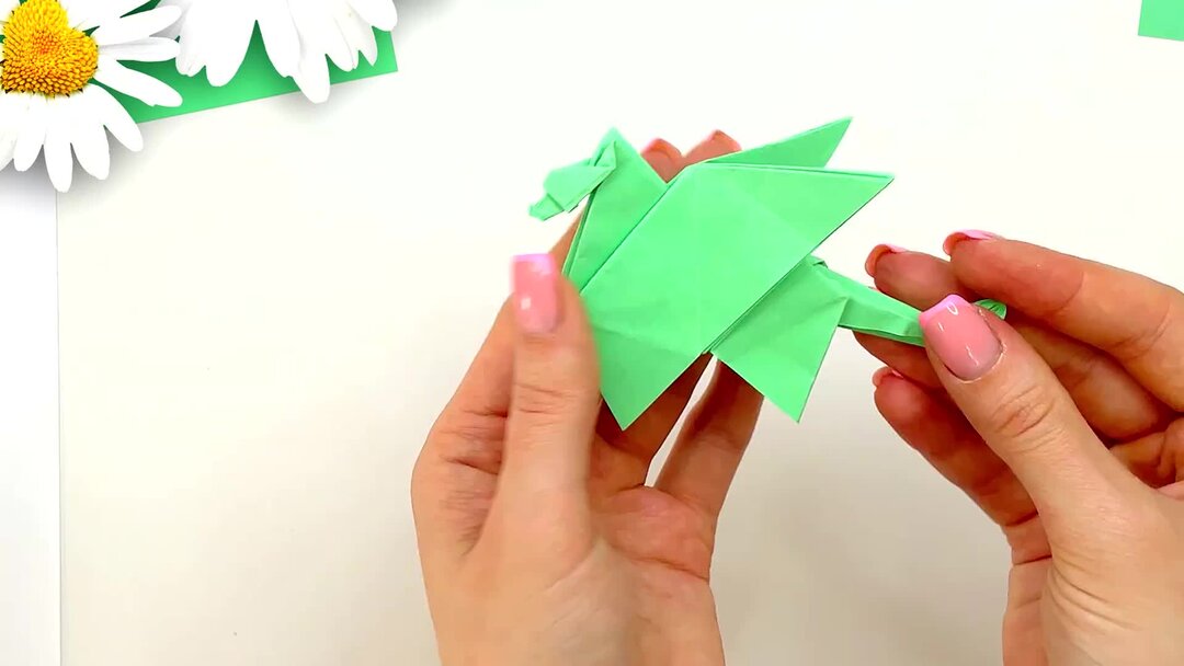 Стебель из цветной бумаги для цветка. Журавлик из цветной бумаги. Оригами зеленый. Стебель оригами. Грин оригами.