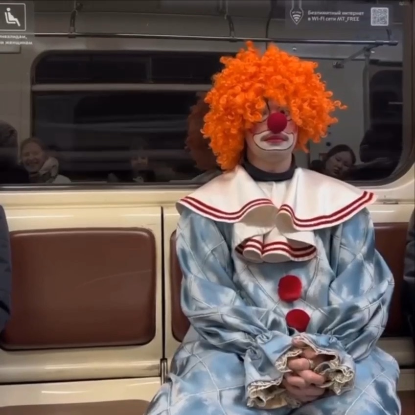 Мужик за столом. Переедание. Серьезно еду. Почему вредная еда такая вкусная. Серьезно еду.