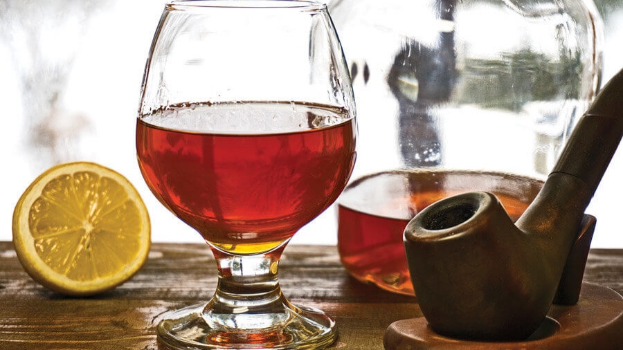 Полынь обыкновенная настой. Самогон на полыни. Настойка на полыни абсент. Настой полынь. Настойка на самогоне полынью.