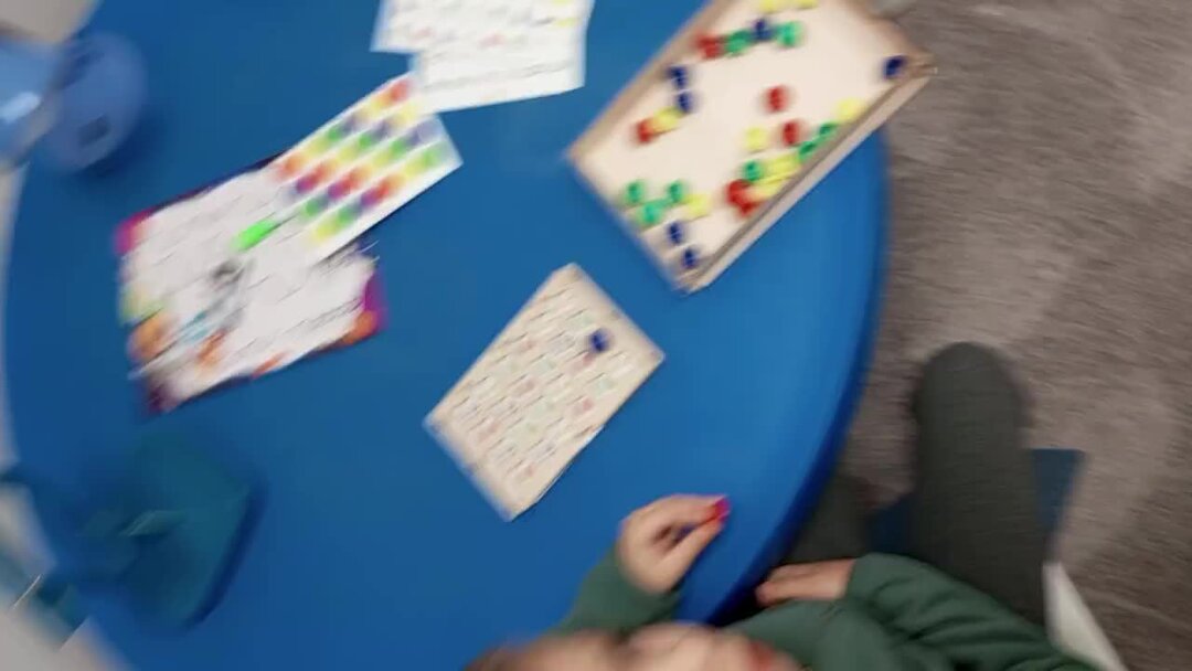 Логопед звук р видео. Логопедические занятия для детей с дцп неговорящих. Логопед постановка. Постановка звука с помощью шпателя. Дети говорят скороговорки.