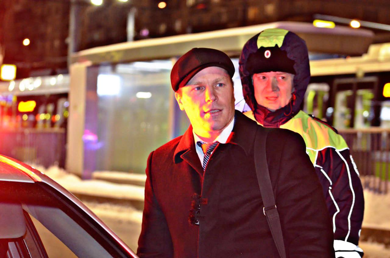 Сотрудник осб. Усб полиция. Управление собственной безопасности форма. Управление собственной безопасности форма. Служебное удостоверение сотрудника мвд полиции.