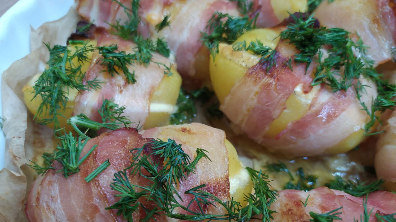 Картошка по французски. Запеканка с помидорами. Картошка в духовке запеченная. Запеканка с картофелем и курицей. Картофельный гратен рецептрецепт.