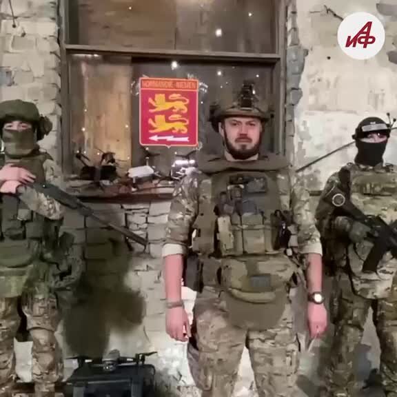 Форма летчиков эскадрилья нормандия неман. Форма летчиков эскадрилья нормандия неман. Як-9 нормандия-неман. Эскадрилья неман. Летчики нормандия неман герои советского союза.