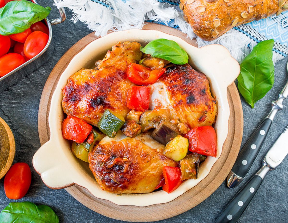 Курица с овощами. Куриные бедрышки, запеченные с фруктами и карри. Блюда из филе курицы. Блюда на ужин. Блюда из куриной грудки.