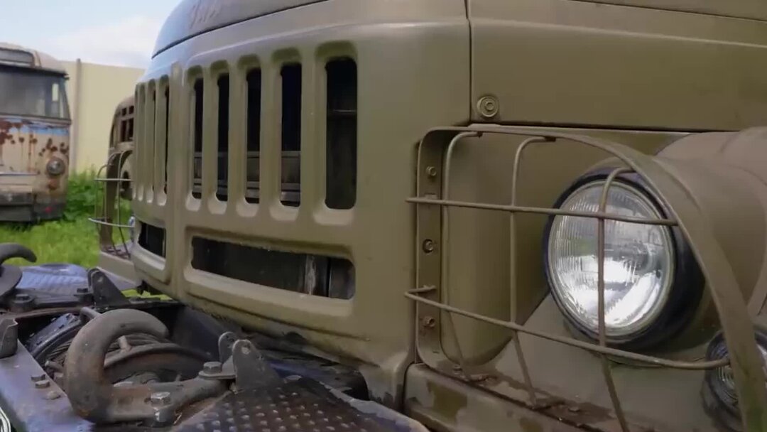 Мужчина машина дом. Человек рядом с домом. Богатый мужик. Особняк с машиной. Богатый дом с машинами и человеком.