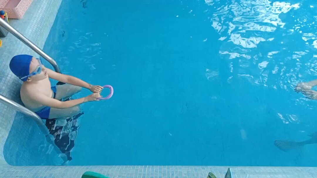 Девушка плавает в бассейне. Нудлы аквааэробика. Можно идти в бассейн. Можно идти в бассейн. Плавание баттерфляй на спине.