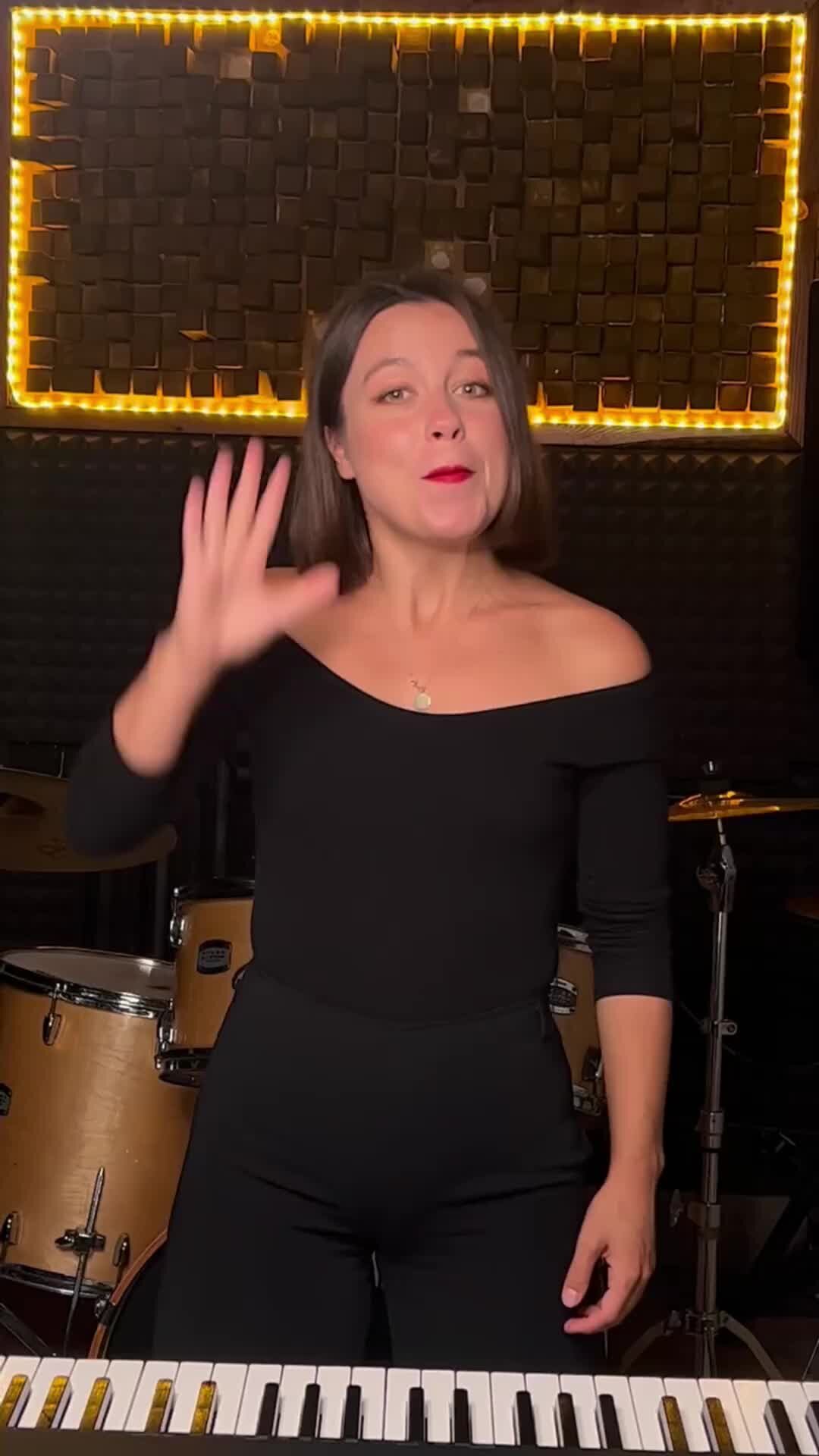 петь каждый день. петь каждый день. девушка поет в студии. петь каждый день. она поет.