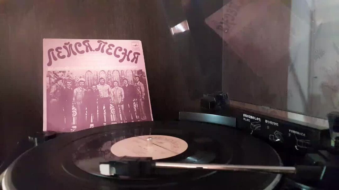 песня о любви. песни любимая музыка. любимая песня. стихи о саксофонисте. надпись любимая песня.