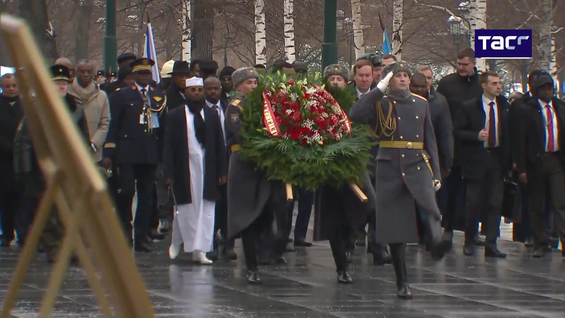вечный огонь в александровском саду в москве. могила неизвестного солдата в александровском саду в москве. мемориал неизвестного солдата у кремлевской стены в москве. александровский сад москва могила неизвестного солдата. александровский сад москва могила неизвестного солдата.
