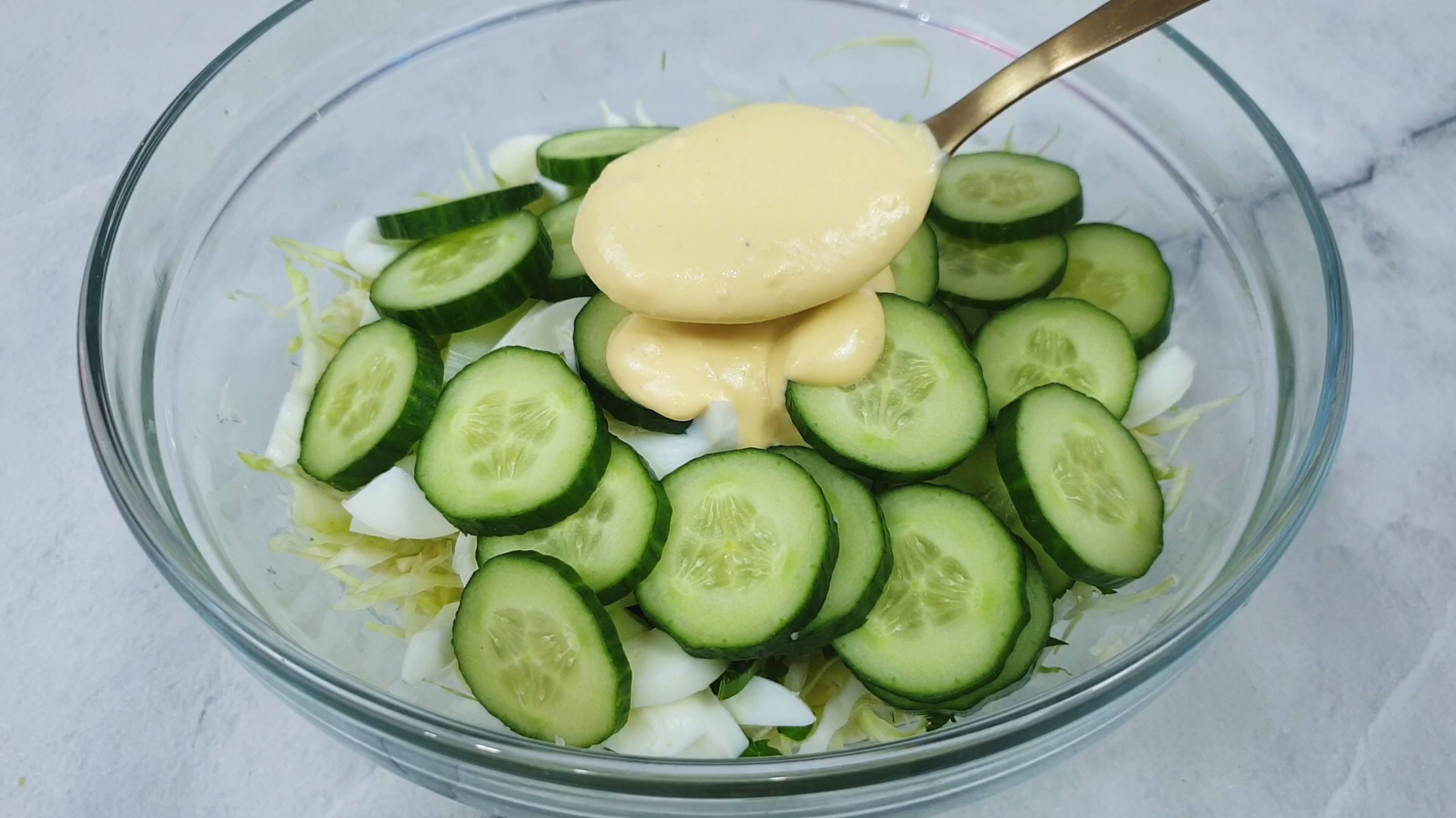 капуста белокочанная нашинкованная. капуста в лет рецепты. капуста в лет рецепты. капуста запеченная в духовке. рулетики в пекинской капусте.