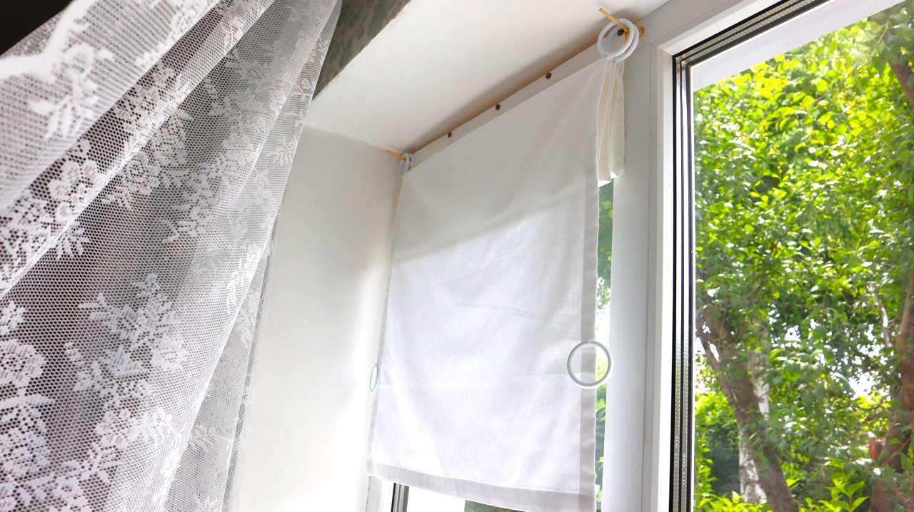 Подсмотренное в окнах домов. Соседка увидела соседа. Открытка бог все видит. Соседка увидела соседа. Бог видит всё.