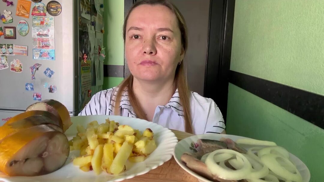 Мама пожарила 11 котлет с обедом съели шесть котлет. Мама поджарила 12 котлет. Мама жарит картошку. Мама жарит котлеты для детей. Мама поджарила.