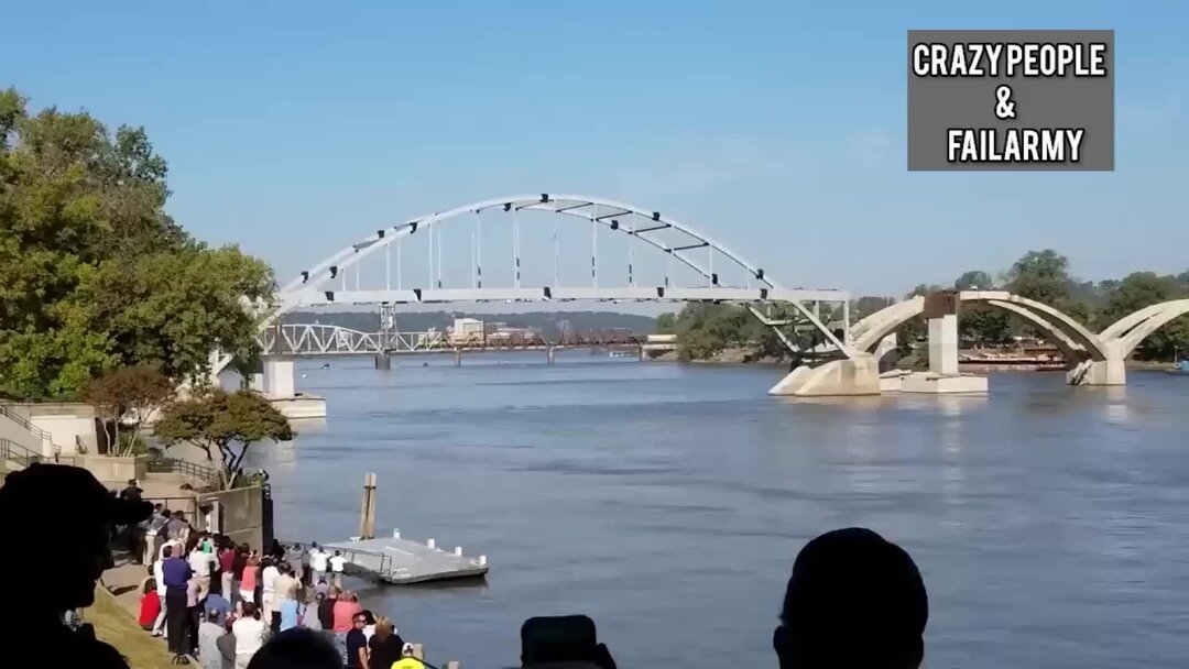 Мост выдерживает только одного человека. Свинесундский мост. Мост выдерживает только одного человека. Мост выдерживает только одного человека. Мост выдерживает только одного человека.