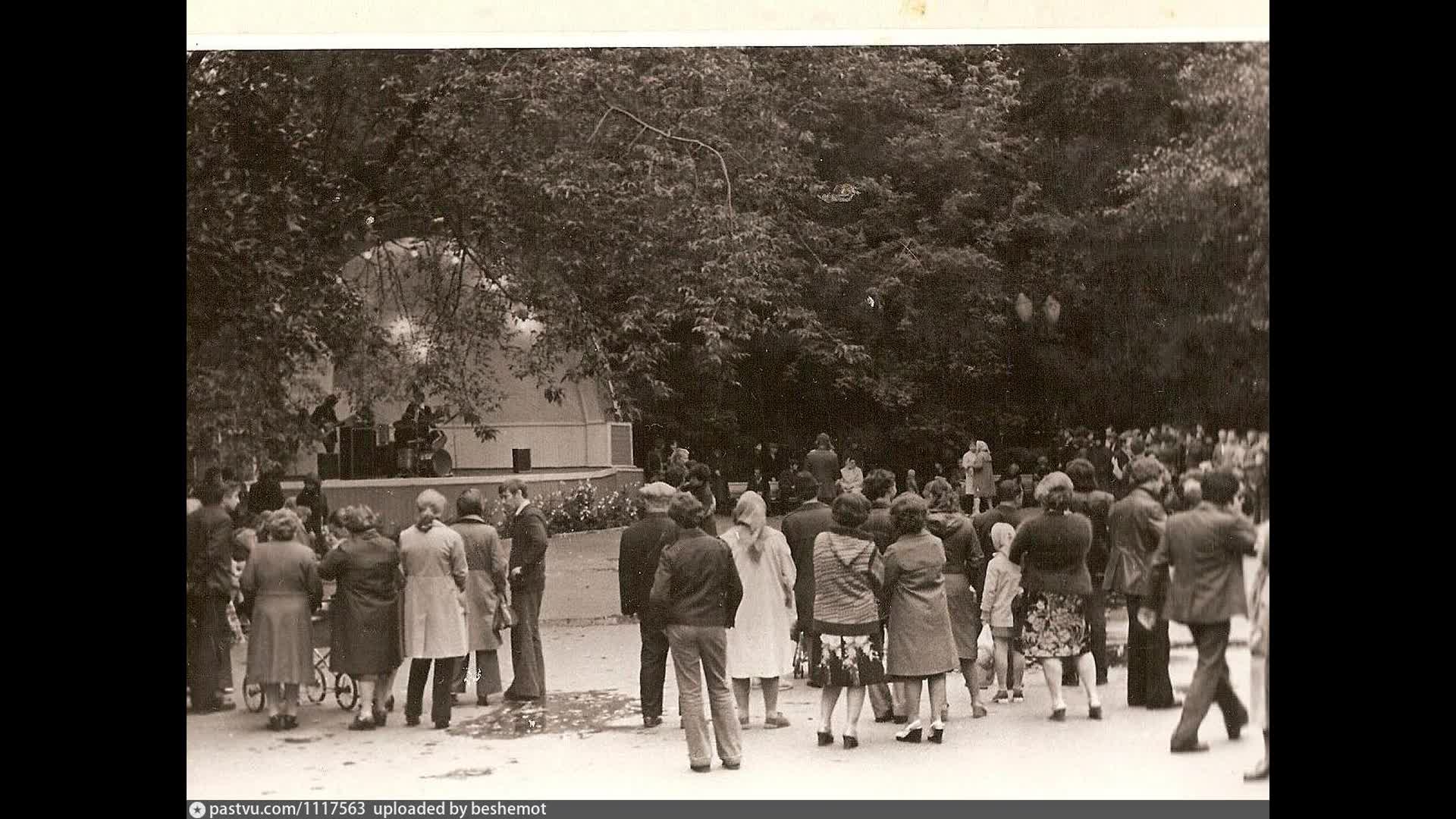 Танцплощадка в 90-е. Танцплощадка в парке 80-х. Танцплощадка ссср 70х в парке. Танцплощадка 70 х. Танцплощадки 70х ссср виа.