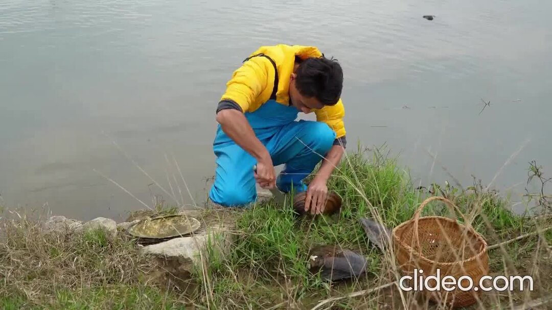 над чем нельзя смеяться. над смертью нельзя смеяться. нельзя смеяться с водой. смеющийся мальчик мем. нельзя смеяться картинка.