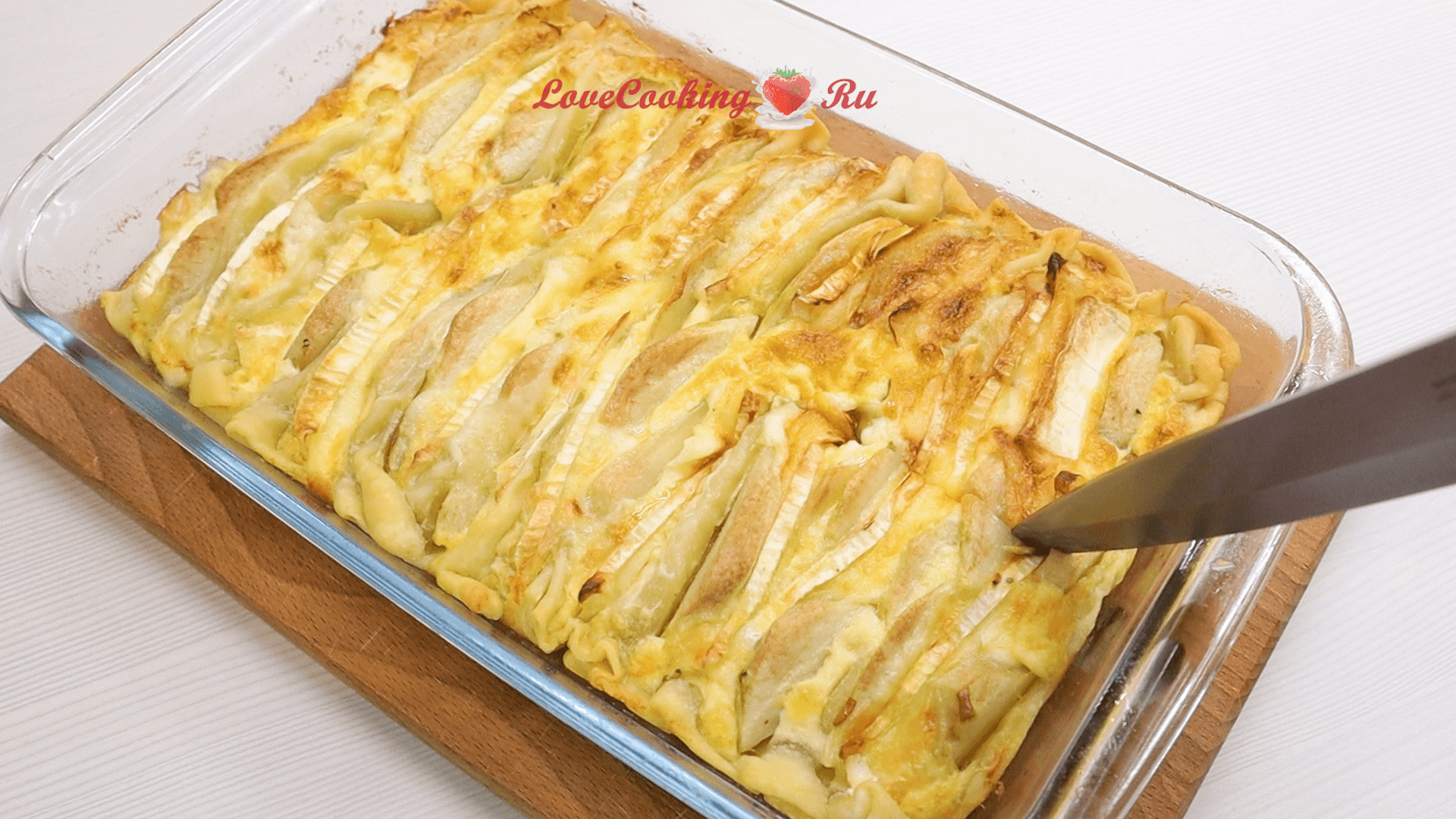 Су борек. Тесто фило наполеон. Su böreği ачма. Пирог из теста фило с сыром. Пирог тесто фило с грушей и сыром.