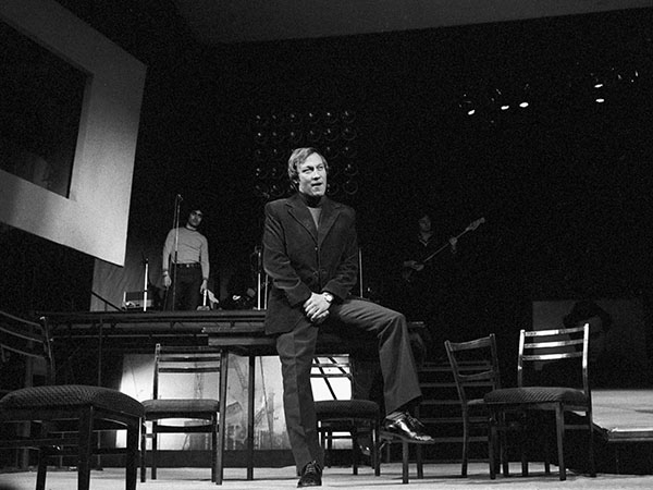 По весеннему арбату. Садов сергей уличный музыкант москва. Моральный кодекс первый луч. День уличных музыкантов. Первый снег первый дождь по весеннему арбату ты идешь исполнитель.