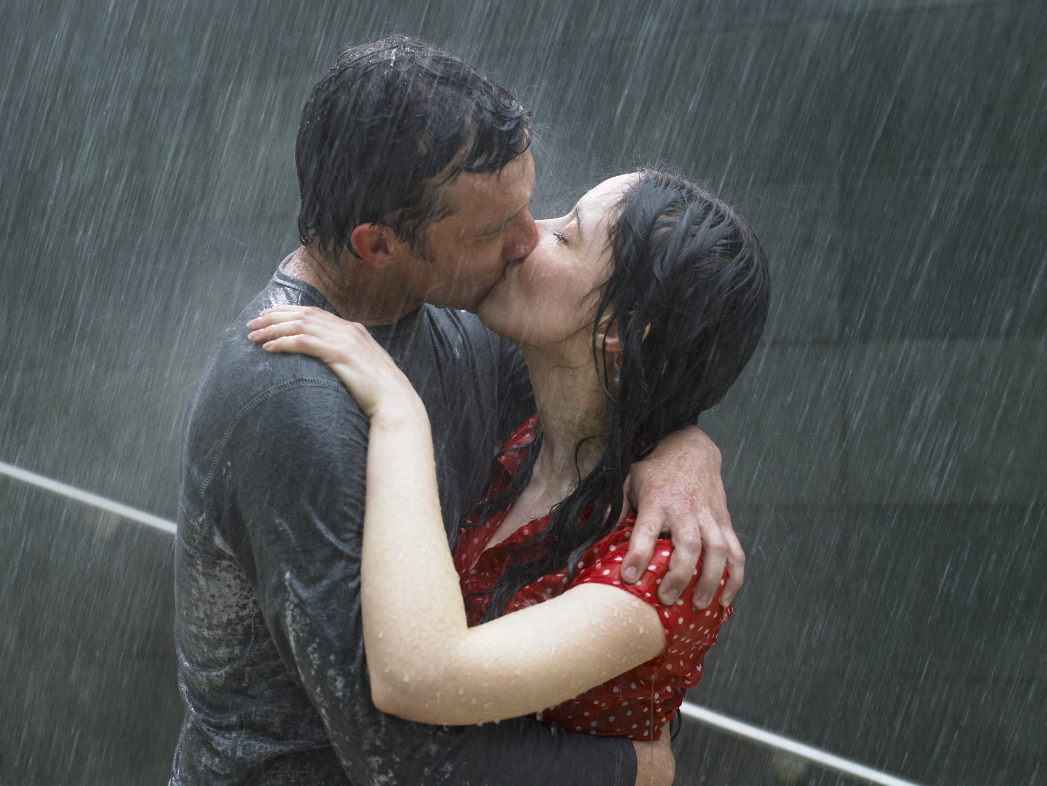 She s in the rain. Поцелуй под дождем. Мужчина и женщина под дождем. Любовь под дождем. Целуются под дождем.